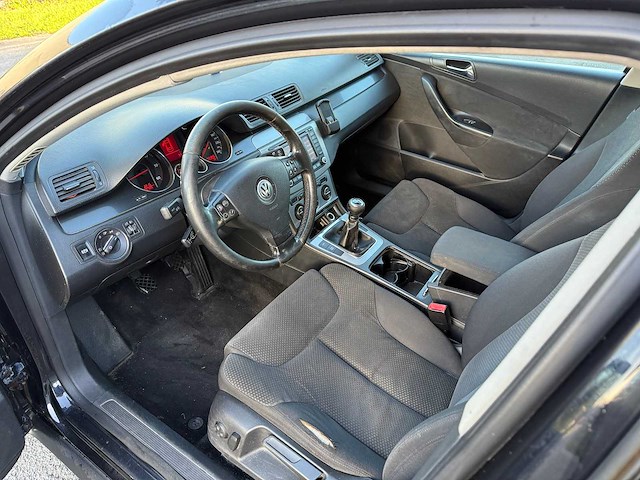 Volkswagen - 2005 - passat - personenauto - afbeelding 16 van  28