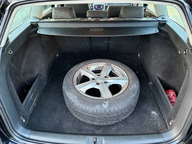 Volkswagen - 2005 - passat - personenauto - afbeelding 17 van  28