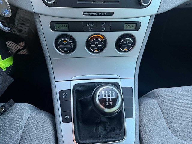 Volkswagen - 2010 - passat - personenauto - afbeelding 24 van  27