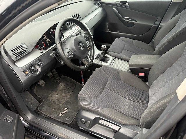 Volkswagen - 2010 - passat - personenauto - afbeelding 15 van  35