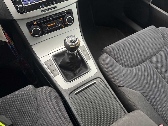 Volkswagen - 2010 - passat - personenauto - afbeelding 16 van  35
