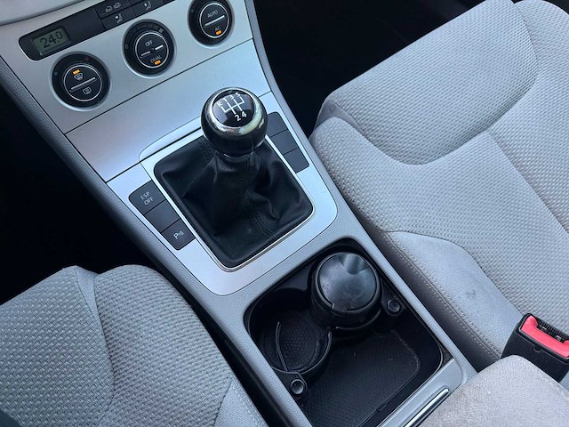 Volkswagen - 2010 - passat - personenauto - afbeelding 13 van  27