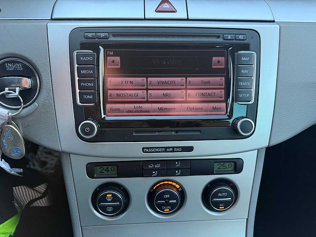 Volkswagen - 2010 - passat - personenauto - afbeelding 15 van  27