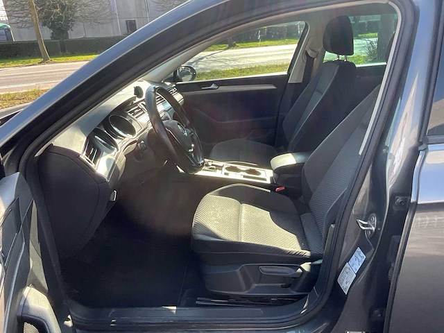 Volkswagen - 2017 - passat - personenauto - afbeelding 2 van  27