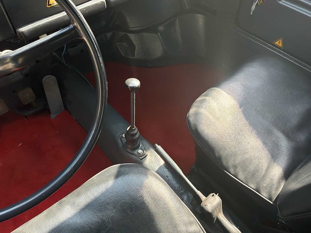 Volkswagen 181 oldtimer - afbeelding 2 van  16