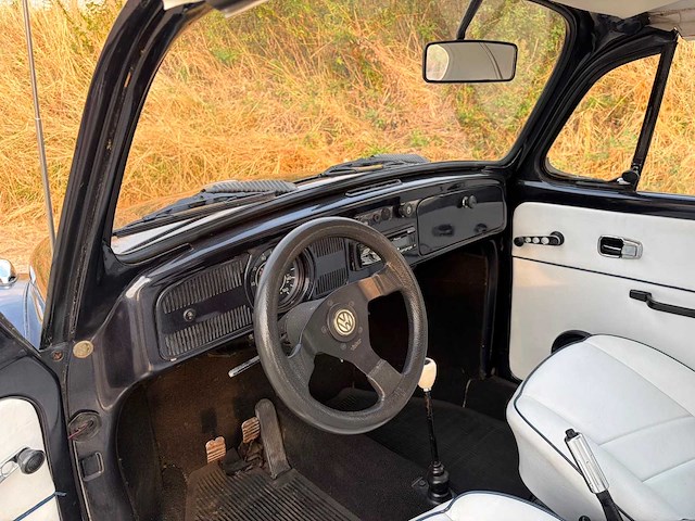 Volkswagen beetle cabrio oldtimer - afbeelding 1 van  2