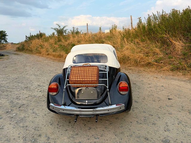 Volkswagen beetle cabrio oldtimer - afbeelding 2 van  2