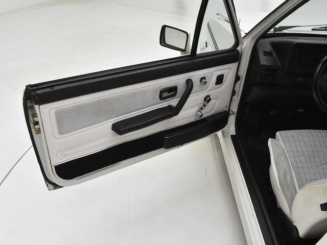 Volkswagen golf 1 cabrio - afbeelding 15 van  42