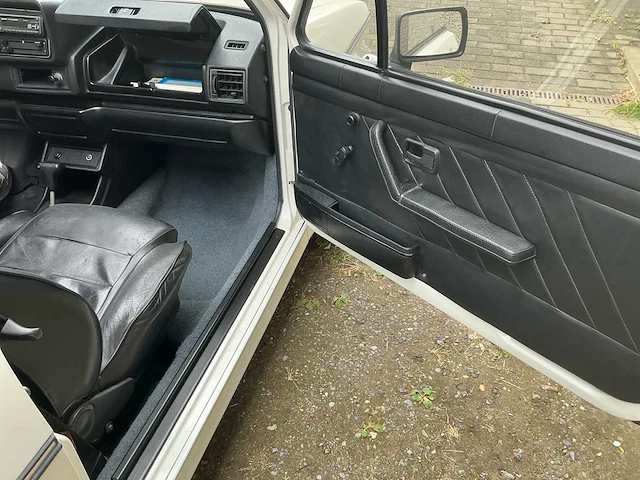 Volkswagen golf cabriolet karmann oldtimer - afbeelding 15 van  39