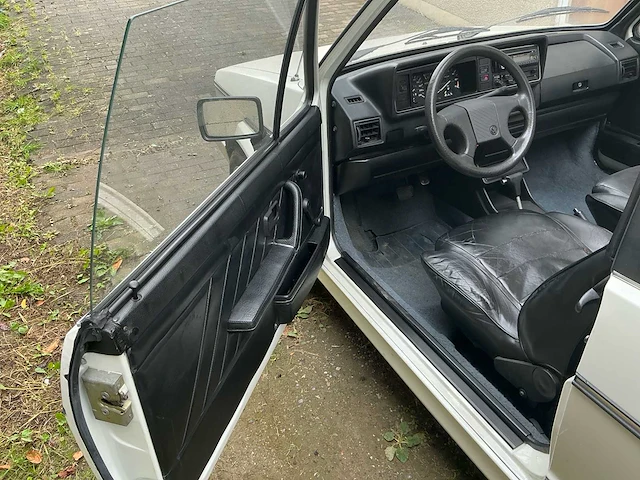 Volkswagen golf cabriolet karmann oldtimer - afbeelding 21 van  30