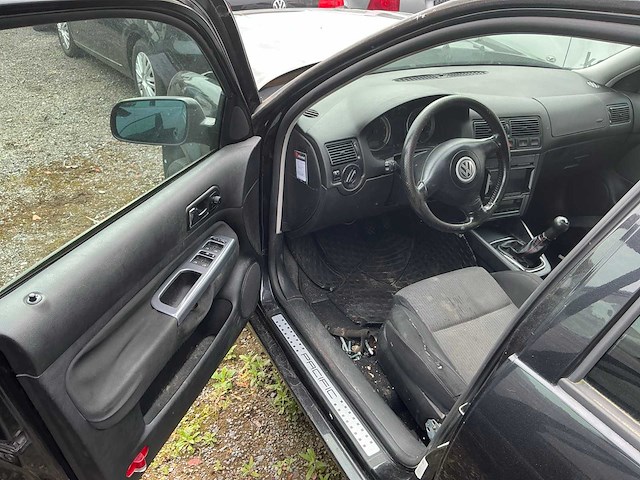 Volkswagen golf voor onderdelen (zonder motor!) - afbeelding 5 van  9