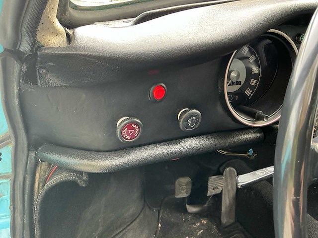 Volkswagen karmann oldtimer - afbeelding 17 van  38