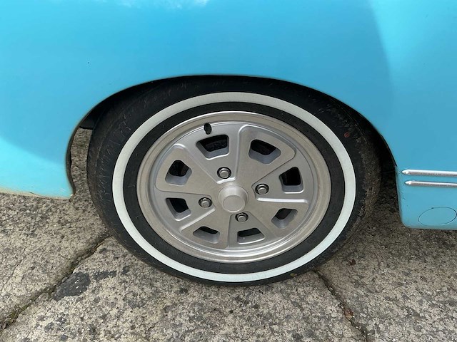 Volkswagen karmann oldtimer - afbeelding 2 van  28