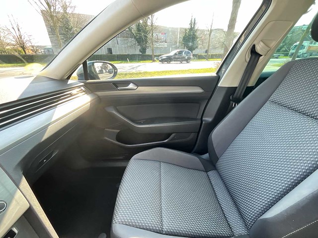 Volkswagen passat personenauto - afbeelding 8 van  25