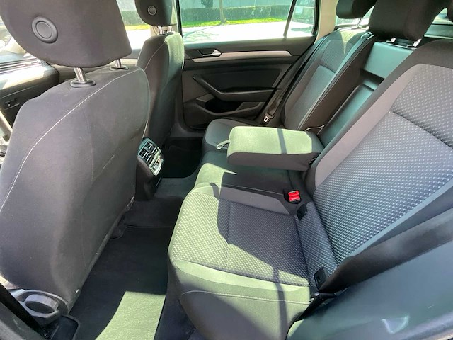 Volkswagen passat personenauto - afbeelding 9 van  25