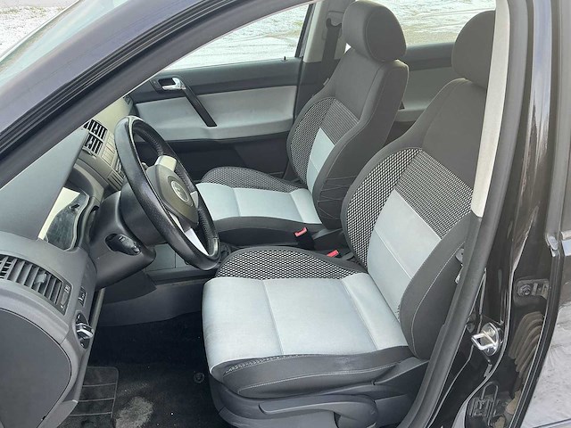 Volkswagen polo cross personenauto - afbeelding 6 van  34