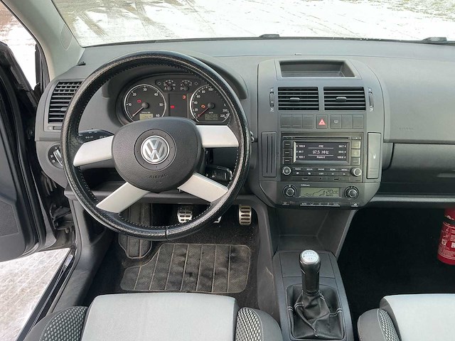 Volkswagen polo cross personenauto - afbeelding 10 van  34