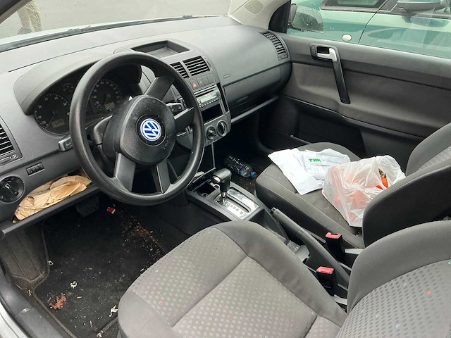Volkswagen polo personenauto - afbeelding 7 van  8