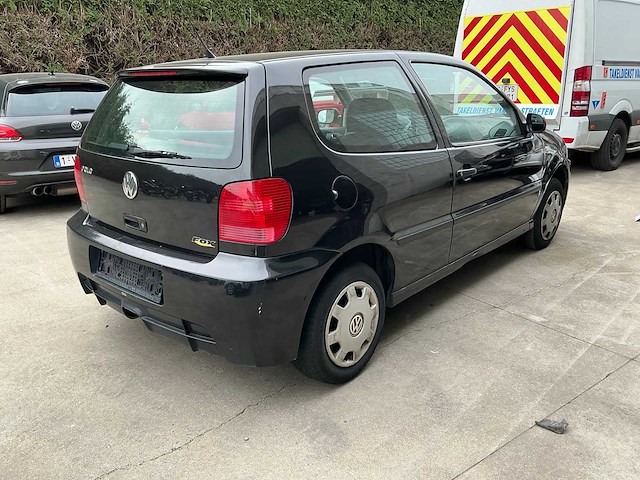 Volkswagen polo personenauto - afbeelding 12 van  17