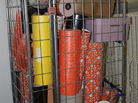 Volle rolcontainer met inpakpapier diverser kleuren - afbeelding 1 van  7
