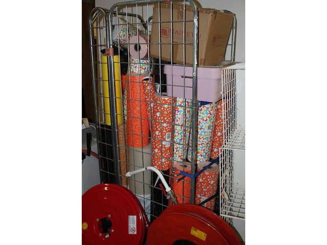 Volle rolcontainer met inpakpapier diverser kleuren - afbeelding 4 van  7