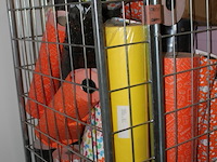 Volle rolcontainer met inpakpapier diverser kleuren - afbeelding 6 van  7