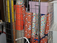 Volle rolcontainer met inpakpapier diverser kleuren - afbeelding 7 van  7