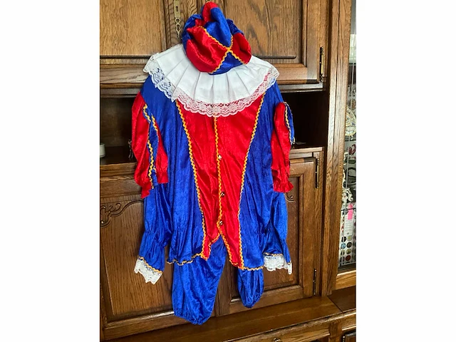 Volledig sinterklaaspak en 2 roetpieten-pakken - afbeelding 29 van  55