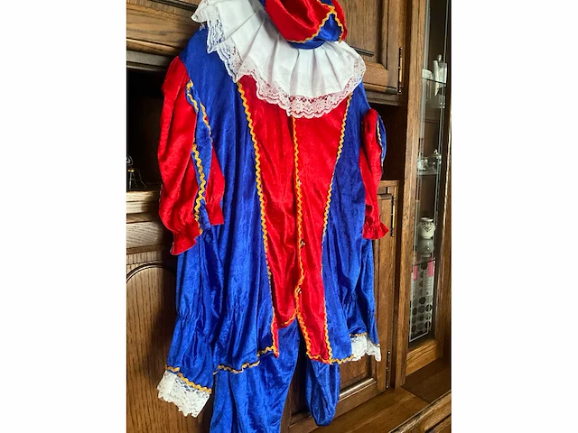 Volledig sinterklaaspak en 2 roetpieten-pakken - afbeelding 2 van  55