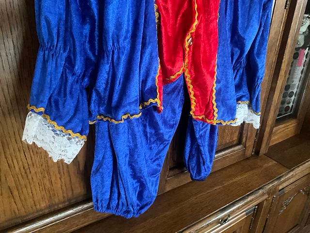 Volledig sinterklaaspak en 2 roetpieten-pakken - afbeelding 3 van  55