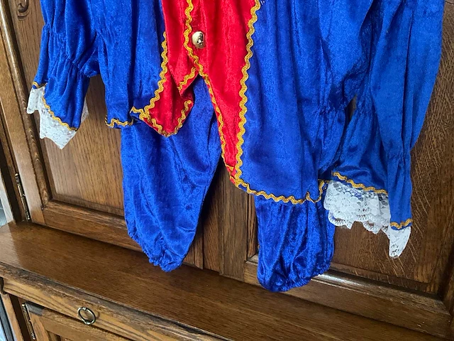 Volledig sinterklaaspak en 2 roetpieten-pakken - afbeelding 5 van  55