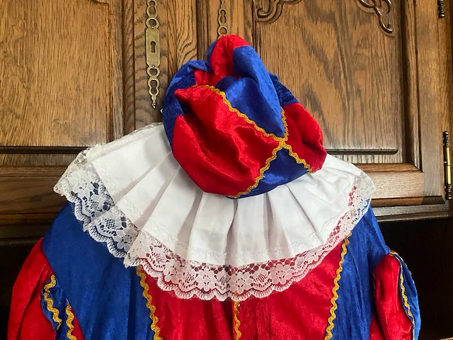 Volledig sinterklaaspak en 2 roetpieten-pakken - afbeelding 54 van  55
