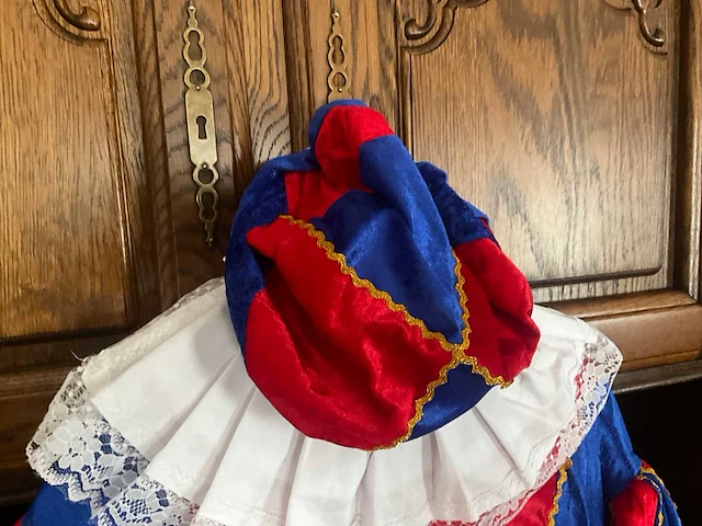 Volledig sinterklaaspak en 2 roetpieten-pakken - afbeelding 55 van  55