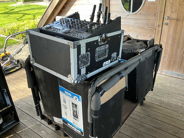 Volledig uitgeruste muziek installatie (mengpaneel + 4x box op statief) - afbeelding 1 van  7