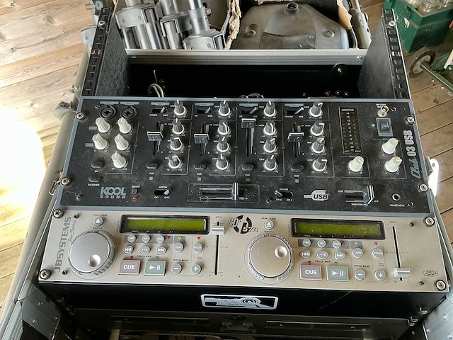 Volledig uitgeruste muziek installatie (mengpaneel + 4x box op statief) - afbeelding 3 van  7