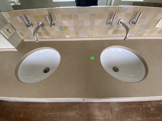 Volledige ingerichte badkamer - natuursteen - afbeelding 2 van  10