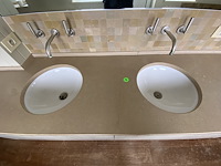 Volledige ingerichte badkamer - natuursteen - afbeelding 2 van  10