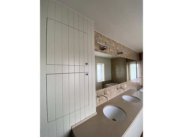 Volledige ingerichte badkamer - natuursteen - afbeelding 4 van  10