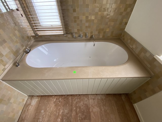 Volledige ingerichte badkamer - natuursteen - afbeelding 8 van  10