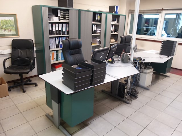 Volledige inhoud bureau ruimte - afbeelding 1 van  12