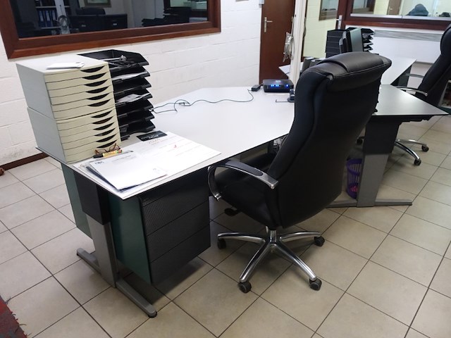 Volledige inhoud bureau ruimte - afbeelding 9 van  12