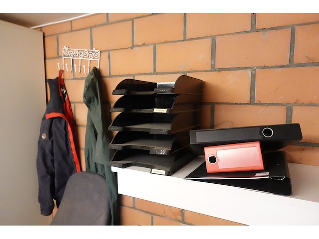 Volledige inhoud bureau - afbeelding 2 van  18