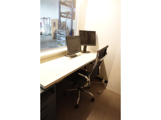 Volledige inhoud bureau - afbeelding 13 van  18