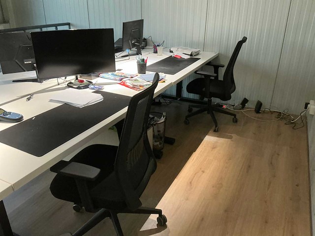 Volledige inhoud kantoorruimte 1e verdiep - afbeelding 12 van  15