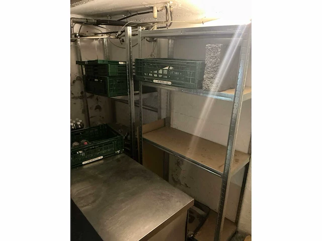 Volledige inhoud kelderruimte - afbeelding 10 van  25
