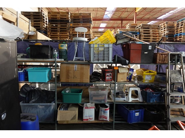 Volledige inhoud metalen wandrek - afbeelding 1 van  8