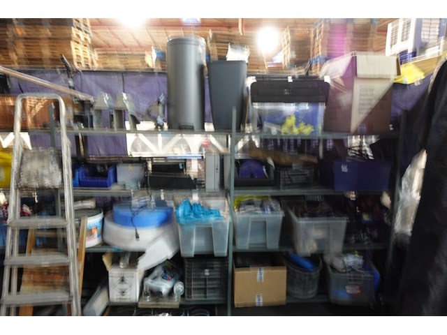 Volledige inhoud metalen wandrek - afbeelding 2 van  8