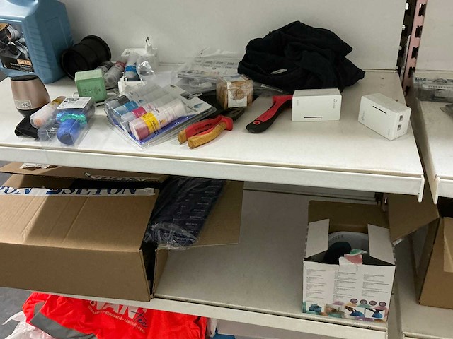 Volledige inhoud opbergruimte 1e verdiep - afbeelding 2 van  10