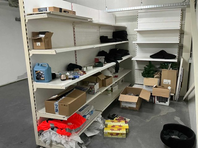 Volledige inhoud opbergruimte 1e verdiep - afbeelding 1 van  10