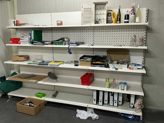 Volledige inhoud opbergruimte 1e verdiep - afbeelding 3 van  10